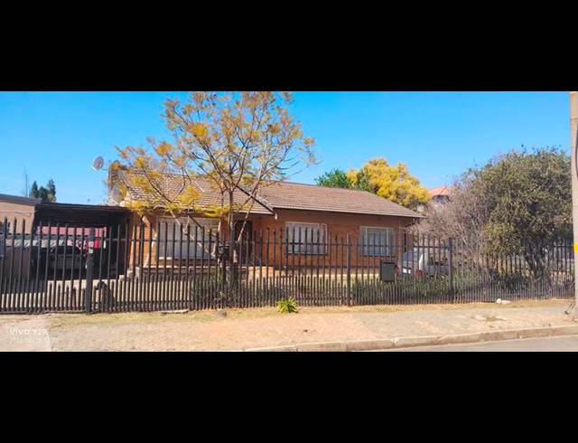 4 BEDROOM HOUSE FOR SALE IN KEMPTON PARK EXT 04